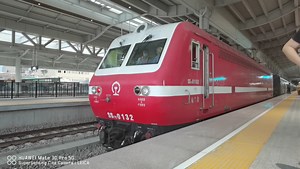 【中国铁路】T270次列车（喀什-西安）本务：兰局兰段SS7E-0132解挂作业完成，出西安站三站台四道