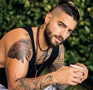 La casa de Maluma por dentro: una visita guiada de la estrella colombiana por su mansión en Medellín