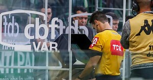 Nem o VAR consegue parar um juiz ruim ou mal intencionado
