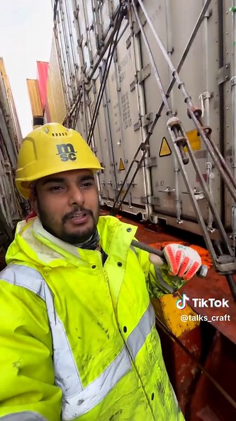 Cómo comprobar el lashing en contenedores a bordo