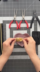 Never let not finding the right zipper pull for your project stop you! Get crafty and make your own! All you’ll need is a bag of charms, split jump rings, donut zipper pulls, and a few tools. You can find what I use in my Amazon storefront. 🔗 Link is in my bio. . . . #zipperpull #zipperpulls #diycrafts #zipper #imadeit #crafter #sewist #bagmaker #sewistsofinstagram #bagmakersofinstagram | K.Azcona Designs