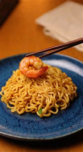 Garlic Butter Steak & Shrimp Noodle Stir-Fry 🍤🥩 A cozy, savory one-pot noodle stir-fry packed with tender steak, juicy shrimp, and a rich garlic-butter sauce. Ingredients A flavorful surf-and-turf noodle stir-fry made in one pot for easy cleanup. 12 oz flank steak, thinly sliced 8 oz large shrimp, peeled and deveined 8 oz lo mein noodles (or spaghetti) 2 tbsp unsalted butter 1 tbsp olive oil 4 garlic cloves, minced 1 cup beef broth 2 tbsp soy sauce 1 tbsp oyster sauce (or 1 tbsp extra soy sauc