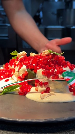 El sabor de México ya está aquí 🇲🇽✨ En Bal­cón del Zócalo, nuestro Chile en Nogada Tradicional cobra vida con un relleno clásico de carne y fruta, bañado en una nogada tersa de nuez de Castilla y rematado con granada fresca. Puedes elegir entre la versión capeada o sin capear, según tu gusto. Además, la experiencia incluye una entrada o postre a elección, y si vienes con alguien más y piden dos chiles, te regalamos una copa de bienvenida en nuestra cava. ¡Un brindis a la tradición! Vive esta e