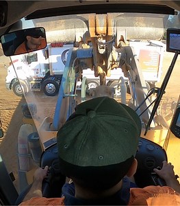 Old mates in a hurry!🚛💨🚜 #fyp #copyintheloader #australia #viralvideos #trending #sand #voiceover #quarry #tipper #truck #loaderoperater #loader #volvo #gopro #mack #truckvideos #loading