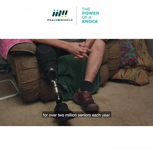 𝐎𝐧𝐞 𝐤𝐧𝐨𝐜𝐤 𝐡𝐚𝐬 𝐭𝐡𝐞 𝐩𝐨𝐰𝐞𝐫 𝐭𝐨 𝐬𝐚𝐯𝐞 𝐚 𝐬𝐞𝐧𝐢𝐨𝐫’𝐬 𝐥𝐢𝐟𝐞. 10 million seniors worry about having enough food and countless are homebound and alone. A volunteer might be the only person a senior sees all day – maybe even all week. That’s why a knock at the door of a senior experiencing hunger and isolation means so much. 𝐖𝐢𝐥𝐥 𝐲𝐨𝐮 𝐝𝐨𝐧𝐚𝐭𝐞 𝐧𝐨𝐰 𝐭𝐨 𝐡𝐞𝐥𝐩 𝐞𝐧𝐝 𝐬𝐞𝐧𝐢𝐨𝐫 𝐡𝐮𝐧𝐠𝐞𝐫? | Meals on Wheels America