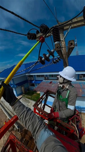 ⚡ Lineman Testing High-Voltage Lines with a Proximity Detector! 😱 #Lineman #HighVoltage #PowerLines