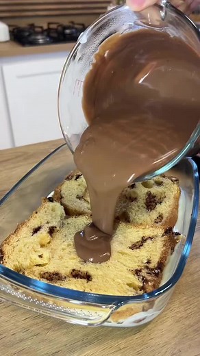 Pavetone trufado é delícia demaisss 600ml de leite 3 colheres (sopa) amido de milho 1 creme de leite (200g) 1 leite condensado (395g) 1 barrinha de chocolate branco (80g) 1 barrinha de chocolate meio amargo (80g) Chocotone Essa sobremesa vai surpreender 🥵🤤 Marca aqui quem vai fazer pra ti 🗣️