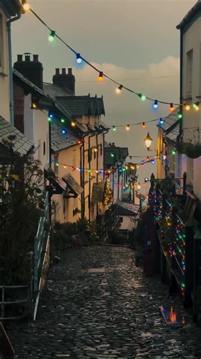 How charming is this? Clovelly sparkling in Christmas magic 🤍 Merry Christmas 🎄💫 📸 IG: ellieinclovelly #clovelly #devon #visitdevon #northdevon #lovedevon