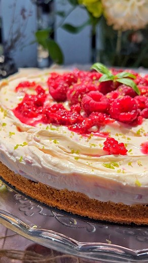COSANZENELE GATESC on Instagram: "Fructele de pădure sunt în plin sezon! ❤️Plouă cu bun gust și cu #petefărăregrete: cheesecake de vară, răcoros, ușor de pregătit și fără coacere. Hai să ne apucăm de treabă și de copt și niște pete pe care le rezolvă @dero.romania ☺️ 📝Lista ingrediente: Pentru blat: - 420 g de biscuiți digestivi; - 100 g de unt topit. Pentru cremă: - 600 g cremă de brânză clasică; - 250 g mascarpone; - suc de lime; - coaja de lime; - zmeura mărunțită; - 3 linguri de zahăr pudră