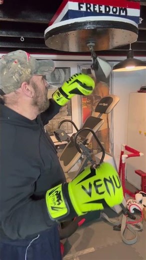 JOE BOXING SPEED BAG SHOWIN OFF TEACHING THE SWEET SCIENCE OF UNDER TRAINING HANDS FEET BALANCE USA