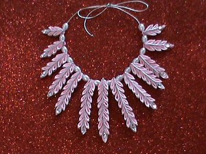 DIY/МК/ Как сделать ожерелье из двухцветных острых лепестков канзаши для наших модниц