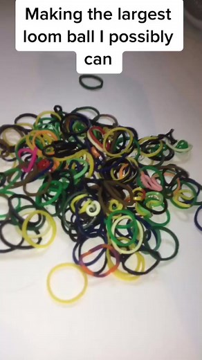 Hi I will upload daily!! Can this get on the #foryoupage #fyp #new #firstvideo #loombands #loom