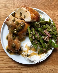 Brick chicken, or pollo al mattone if ya wanna be fancy shmancy, is the best and quickest way to take your typical roast chicken and ramp it up to a whole new level of deliciousness. Add some charred runner beans tossed through a mustardy dressing, some caper butter sauce and a little creamy ricotta – that’s the perfect roast dins for you and your mates over the Bank Holiday weekend, if you ask me. Pair it with Peroni Nastro Azzurro or Peroni Nastro Azzurro 0.0% for a gorgeous weekend feed. Reci