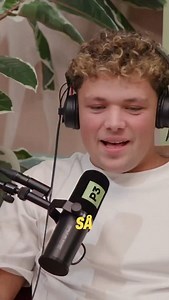 GLÆDELIG LILLEJULEAFTEN ✨ og hey nyt Elskovspony afsnit. Så hvis nu du har lyst til at få din onkel til at kløjes i den brune sovs - så kan du jo smide dagens afsnit på højtaleren 🤭 tak for en klasse optagelse @frommerjoe @simon.s.pagh | Astrid Olsen