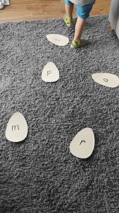 Phonics Musical Statues 💃🕺🏼 Play your favourite music. When the music stops say a sound or word and your child needs to stand on the corresponding grapheme card. My son is not a particularly natural dancer and is just learning to stand statue still 😂 but you get the idea. | Phonics Family