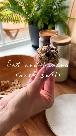 The healing table: No-bake oat banana snack balls A simple, nourishing recipe made for days on the move. Ingredient list: 1 ripe banana (mashed) 1 cup rolled oats 1-2 tbsp mini chocolate chips 1 tbsp chia seeds 1-2 tbsp nut butter 1⁄2 tsp cinnamon 1⁄2 tsp vanilla extract 2-3 tbsp desiccated coconut (for rolling) Method: - Mash the banana in a medium bowl - Mix in the oats, chia seeds, cinnamon, nut butter, and vanilla extract until well combined - Stir in the mini chocolate chips - Roll the mixt