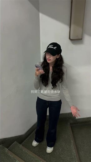 滑到和狗狗跳舞的影片超級可愛 我也想要但是我沒有狗狗☹️#翻唱 #cover#現在那邊是幾點 #黃小琥
