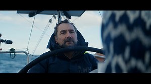 Ben et Laura ont décidé de faire le tour du monde mais en pleine exploration, une tempête s'abat et leur bateau disparaît. Éloignés du monde, ils vont devoir lutter pour leur survie. Découvrez Soudain Seuls, avec Gilles Lellouche et Mélanie Thierry, le 6 décembre au cinéma. En collaboration commerciale avec STUDIOCANAL | AlloCiné
