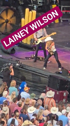 Lainey Wilson Live jamming #susieandreginaadventures #bonusqueens #laineywilson
