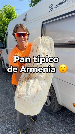 Stéphanie | Viajes & Travel Creator on Instagram: "PAN TÍPICO DE ARMENIA “LAVASH” Durante nuestro viaje de 3 semanas por Armenia, pudimos ver como se hace el pan típico del país. Fue declarado Patrimonio Cultural Inmaterial de la Humanidad por la UNESCO en 2014. El origen de este pan es atribuido a Armenia, pero los expertos creen que el origen real es Irán. El Lavash es cómodo para enrollar alimentos, para hacer kebab, e incluso lo sirven en trozos en muchos restaurantes. La forma de hacerlo es