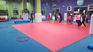 Les Flips de 6 ans jusqu'à 12 ans珞 A part l'équilibre, la roue, la rondade ... Aussi des jeux de groupe qui permettent aux enfants de définir leur rôle au sein de l'équipe. A la base les jeux d'équipe encouragent les enfants à développer des habilités sociales qui leur serviront dans toutes les sphères de leur vie | Le petit QG - Tunis | Facebook