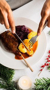 🎄 Mein E-Book Weihnachts Wunder mit 24 veganen Weihnachtsrezepten ist in meinem Shop erhältlich – Link in Bio! 📖 - Anzeige - ✨ Diese vegane Gänsekeule ist das Highlight, das du dieses Weihnachten auf deinem Tisch brauchst! 🍽️ Austernpilze haben eine natürlich fleischähnliche Konsistenz und einen herrlich umamihaltigen Geschmack – einfach perfekt für dieses Festtagsgericht. 🦴 💡 Tipp: Je feiner die Pilzfäden 🪡 gerupft werden, desto schöner wird das Ergebnis! 🍽Portionen: 2 Stück | 🔥Schwieri