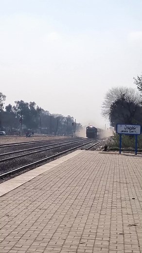 high speed train through pass Okara cantt #highspeedtrain #fastaction #trainaction #rail #pakistanrailway #pakrailway #shorts #for #okaracantt