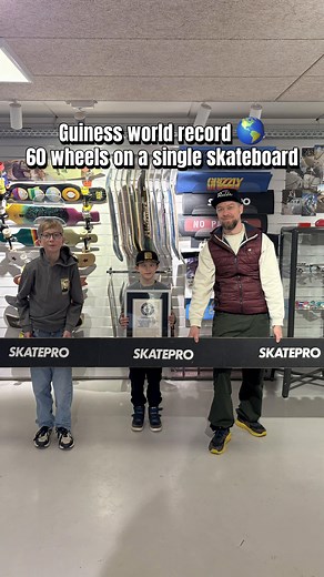 Can it be kickflipped though? 👀 Jesper schmidt-Höck and his 2 kids beat the Guiness World record of most wheels on a single skateboard 🛹 Do you think anyone will beat it? 👀 #skatepro #actionsports
