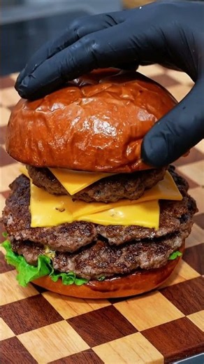 🤤 Making the Perfect Double Cheeseburger! 🍔🧀