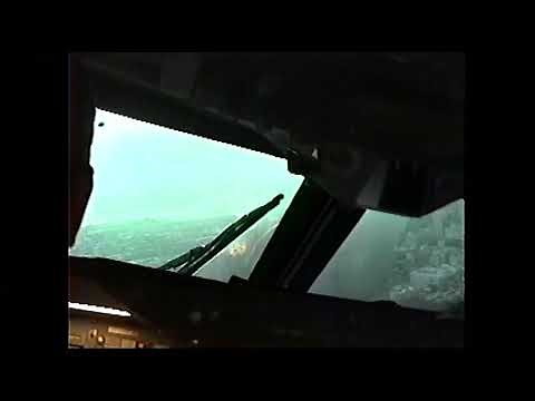 Boeing 747-200 Kai Tak Cockpit View (Hong Kong 1997)