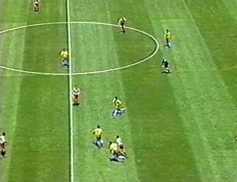 Careca e Muller formaram uma grande dupla de ataque, mas nessa geração nenhuma outra se equiparou a Bebeto-Romário. Como jogava o “Baixinho”. E a previsão do Bebetinho!? Para completar, Galvão Bueno narrando pra caralho. Muito legal!