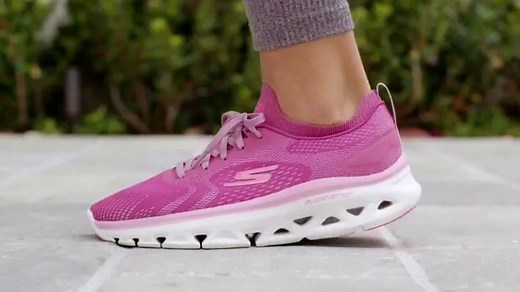 SKECHERS Glide-Step TV Spot, 'Walking on Air'