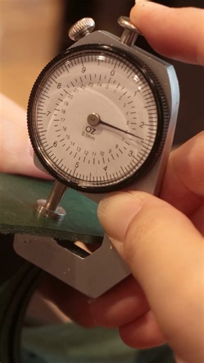 🔍 精準測量，完美控料！ 錶盤量皮器讓你像專業職人一樣測量皮革厚度。 無論是裁切、削薄還是疊層前，先測厚度再動手，不再靠感覺，精準掌握每次的作品。 配備清晰的雙刻度顯示(mm & oz)、輕巧機身與專屬收納盒，讓你隨時隨地都能帶著精準走。 https://bit.ly/4eBW1EJ #皮革工具 #量皮器 #厚度計 #皮革 #皮革工藝 #手作皮件 #頤坊皮藝 | Ivan Leathercraft Taiwan