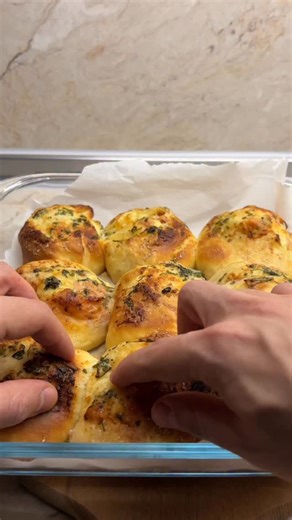 Argi’s Kitchen | Τα πιο αφράτα γεμιστά ψωμάκια με γαλοπούλα, τριμμένα τυριά και σκορδοβούτυρο που θα λατρεύεις να φτιάχνεις! 🤤 ΥΛΙΚΑ: 260 γρ. αλεύρι για... | Instagram