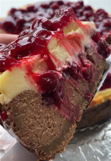 Peceni cheesecake sa čokoladom i višnjama