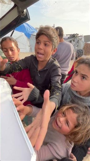 We Put a Tear Under a Microscope… This Is What We Saw 😱