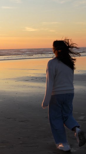 Aussie Girl Travels knows that there's nothing like a sunset in Ocean Shores WA! What's your favorite sunset memory? #oceanshoreswa #oceanshores #aussiegirltravels #fallinoceanshores #visitoceanshores | Visit Ocean Shores