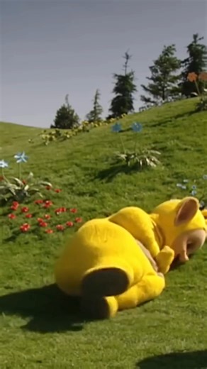 when your own jokes are just THAT good 💛😎 Video: Laa-Laa, the yellow Teletubby, laughs on a hill in Teletubbyland. | Teletubbies