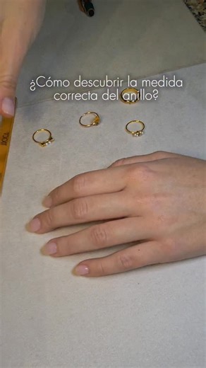 J.Roca on Instagram: "¿Cómo descubrir la medida correcta del anillo? Método 1: Mide el contorno de su dedo con una cinta métrica, marca con un bolígrafo y consulta nuestra tabla de equivalencias. Método 2: Toma un anillo que ya tenga, mide el diámetro interior con una regla y verifica la talla en la tabla de conversión. ¿Prefieres la certeza absoluta? Visita nuestra boutique. Trae un anillo de referencia y nuestros expertos determinarán la talla exacta para que tu regalo sea impecable. #tutorial