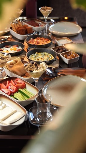 Unipoint Coffee & Coworking on Instagram: "Bol süfrə, isti çay və xoş söhbət — 4 nəfərlik səhər yeməyi ilə səhərlər daha gözəl ☀️🍳 Qeyd: Öncədən rezerv etmək mütləqdir!😊 📞 +994 50 555 41 11 🕰️ 08:00 - 00:00 📍 Koroğlu Rəhimov 17"