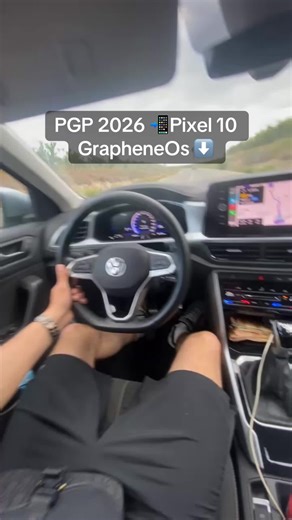 Dispo Google Pixel 6->10 1) Chiffrement matériel complet Sur un Google Pixel avec GrapheneOS : \t•\ttoutes les données sont chiffrées automatiquement \t•\tla clé de chiffrement est stockée dans une puce de sécurité \t•\tsans le code PIN → les données sont illisibles Donc même si le téléphone est saisi : il possèdent l’objet, pas les données. ⸻ 2) PIN de coercition (2nd PIN) GrapheneOS permet de configurer un second code PIN. Quand ce code est saisi : \t•\tle téléphone ne se déverrouille pas \t•\