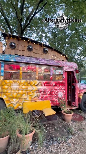 Colorful home on wheels 🤩 | Alternativehouse