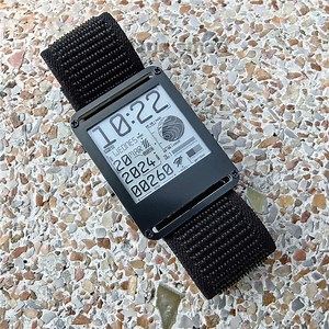 ¡Deja la protoboard y lleva tus ideas a tu muñeca! 🚀 Te presentamos el nuevo Reloj Electrónico Inteligente con ESP32, la plataforma definitiva para tus proyectos wearables. Si amas Arduino y quieres dar el siguiente paso, esto es para ti. ¿Qué lo hace tan especial? ✅ Cerebro ESP32: Potencia de sobra con WiFi y Bluetooth ya integrados. ¡Adiós a los módulos externos! ✅ Compatible con Arduino: Usa el entorno y las librerías que ya conoces para programarlo fácilmente. ✅ Diseño Todo en Uno: Viene co