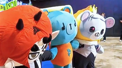 呜呜三个宝宝手牵手蹦蹦跳跳跟奶奶们鞠躬谢幕，好萌好可爱好喜欢