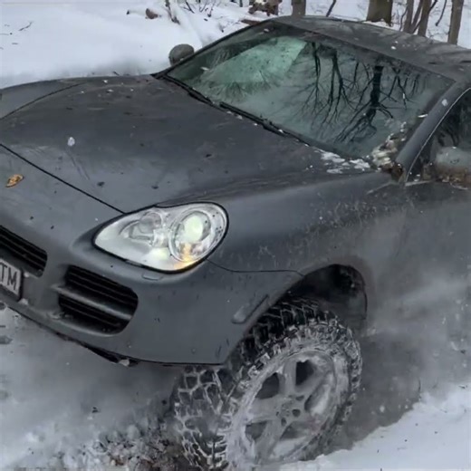 Land Rover Discovery vs Porsche Cayenne in Off road Which one is Better