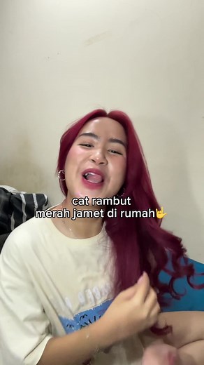 Inspirasi Cat Rambut Warna Merah dan Biru Terang