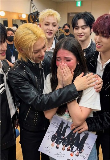 It looks so realistic, but I think I wouldn’t even be able to stand 🥺💔 HOW TO MAKE K-POP PHOTOS LIKE THIS? 1. Copy this text: K-pop backstage, young female fan overwhelmed and crying happy tears, eyes shining, hands covering mouth in disbelief, idol gently hugging her with one arm, the other hand softly patting her back. Idol smiles warmly, fan cheeks flushed, real emotional connection. The fan’s other hand clutches a signed poster. Staff and stage lights blurred in the background, cozy, intim