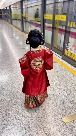 ✨🇨🇳A Chinese netizen shared a video of a cute girl in traditional Ming Dynasty #Hanfu at a subway station. Video cr:蕊妹暖暖 | Embassy of The People's Republic of China in the United States