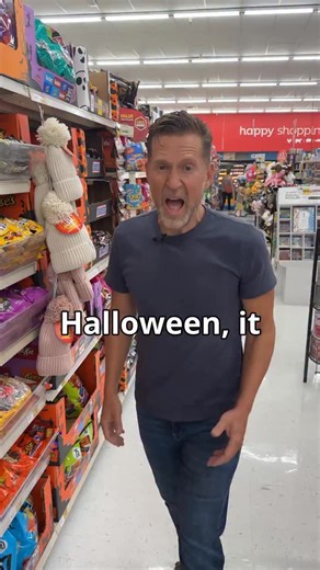 HALLOWEEN IS TOXIC?🍭☠️ Not to spoil your fun, but hear👂 me out: 🇺🇸 In the U.S., we hand out and consume tons (~745.8 million pounds) of halloween candy with ingredients that would BANNED IN EUROPE! ❌ Many of these Halloween candies contain potentially carcinogenic, neurodisruptive, and hormone-disrupting ingredients. This toxic candy isn’t just “sugar,” it’s food dyes, synthetic chemicals, and high fructose corn syrup that can negatively impact your child’s brain and heath! But here’s what R