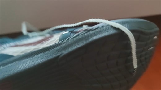 1.2km初体验，一代中底的zoomx下层是较硬的，上层较软，适配性蛮广的，较飞镖来说。触地时间更短，但由于厚度的原因，弹性没有那么夸张。